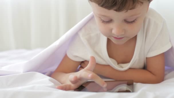 Ragazzino Sul Pavimento Della Stanza Utilizzando Tablet Durante Giorno — Video Stock