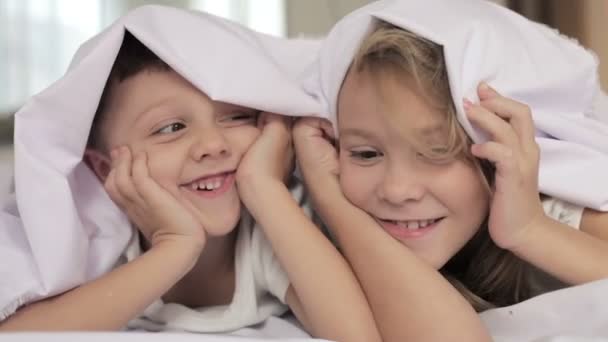 Liebliche Geschwister Die Hause Bett Liegen Konzept Von Bruder Und — Stockvideo