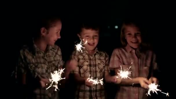 Des Enfants Heureux Debout Sur Route Qui Brulent Nuit Concept — Video