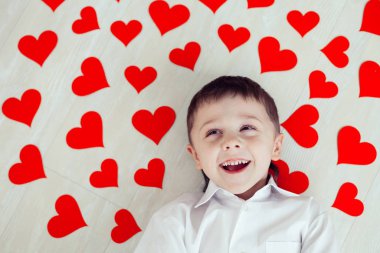 Yerde yatan küçük bir çocuk. Mutlu Sevgililer Günü kavramı.