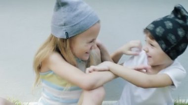 Gündüz vakti parkta oynayan mutlu çocuklar. Kardeşini ve kardeşini sonsuza dek kavra.