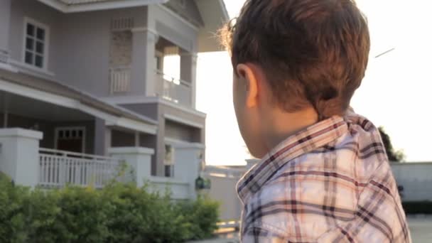 Πορτρέτο Χαρούμενο Μικρό Αγόρι Παίζει Κοντά Στο Σπίτι Κατά Διάρκεια — Αρχείο Βίντεο