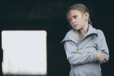 Gündüz vakti küçük üzgün bir kızın portresi. Üzüntü kavramı.