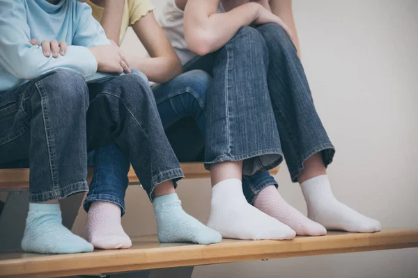 Niños Felices Que Están Sentados Las Escaleras Casa Concepto Hermano — Foto de Stock