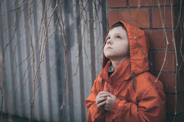 Porträt Eines Traurigen Kleinen Jungen Freien Zur Tageszeit Konzept Des — Stockfoto