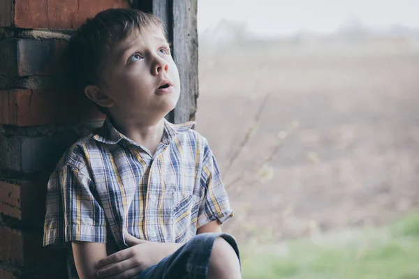 Porträt Eines Traurigen Kleinen Jungen Freien Zur Tageszeit Konzept Der — Stockfoto