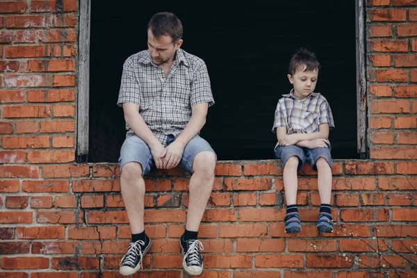 Porträt Eines Kleinen Traurigen Jungen Und Vaters Die Tagsüber Freien — Stockfoto