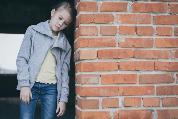 Gündüz Vakti Küçük Üzgün Bir Kızın Portresi Üzüntü Kavramı — Stok fotoğraf