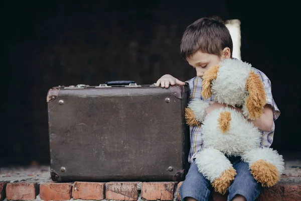 Retrato Niño Triste Sentado Con Maleta Aire Libre Durante Día — Foto de Stock