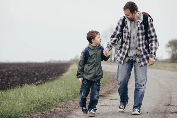 Vader Zoon Lopen Weg Het Moment Van Dag Concept Van — Stockfoto