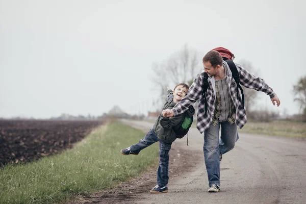 Ojciec Syn Chodzą Drodze Ciągu Dnia Ludzie Bawią Się Świeżym — Zdjęcie stockowe