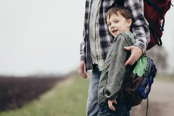 Father Son Walking Road Day Time People Having Fun Outdoors — Stock Photo, Image