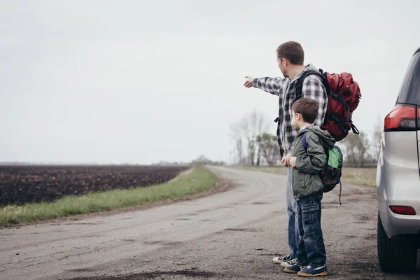 Vater Und Sohn Sind Tagsüber Unterwegs Die Leute Haben Spaß — Stockfoto