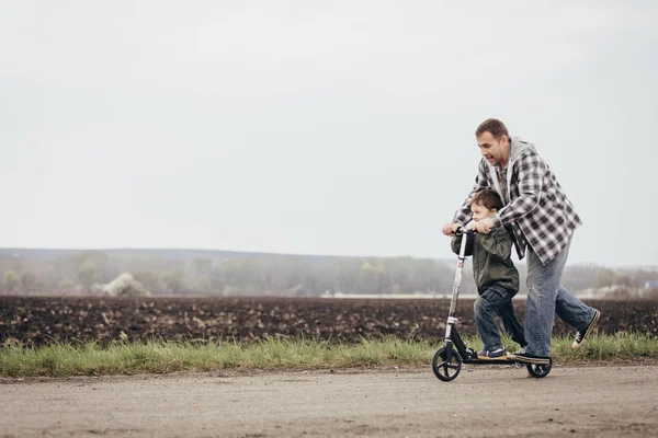 Father Son Playing Road Day Time People Having Fun Outdoors — Stock Photo, Image