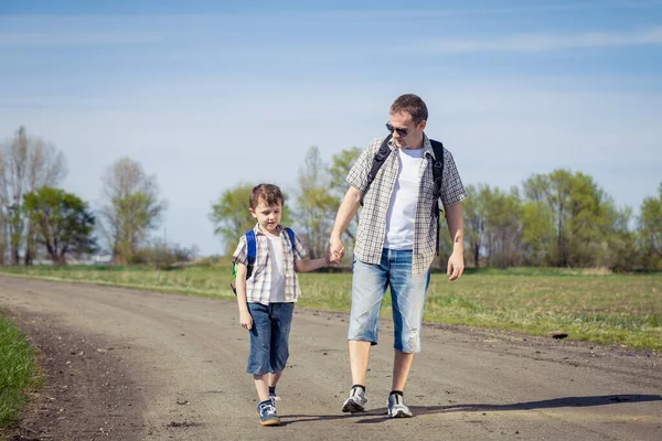 Padre Figlio Che Camminano Strada Durante Giorno Concetto Famiglia Amichevole — Foto Stock