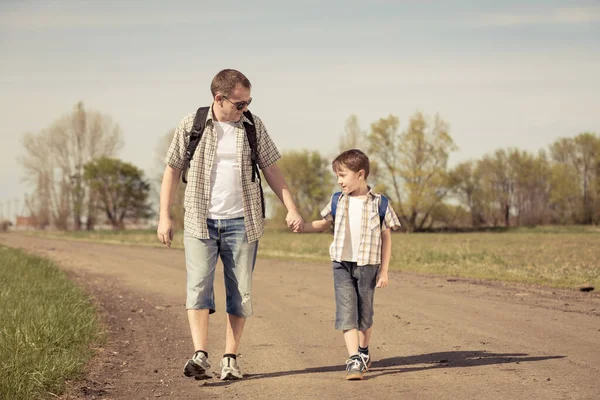 Pai Filho Caminhando Estrada Durante Dia Pessoas Divertir Livre Conceito — Fotografia de Stock