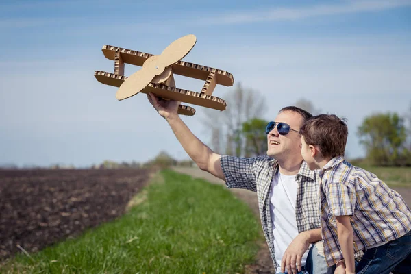 Pai Filho Brincando Com Avião Brinquedo Papelão Parque Dia Conceito — Fotografia de Stock