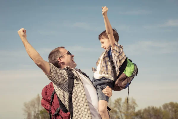 Otec Syn Chodí Dne Cestě Lidi Venku Baví Pojetí Přátelské — Stock fotografie