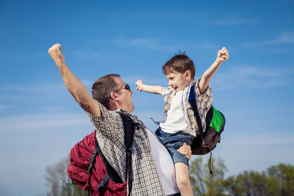 父亲和儿子在白天走在路上 人们在户外玩得很开心友好家庭的概念 — 图库照片