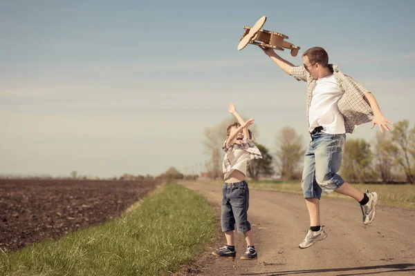 Pai Filho Brincando Com Avião Brinquedo Papelão Parque Dia Conceito — Fotografia de Stock