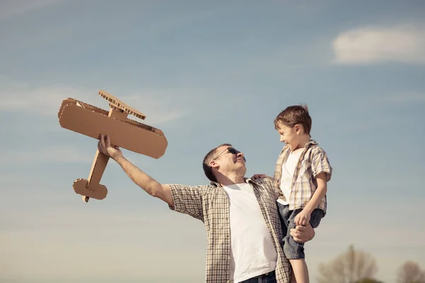 Pai Filho Brincando Com Avião Brinquedo Papelão Parque Dia Conceito — Fotografia de Stock