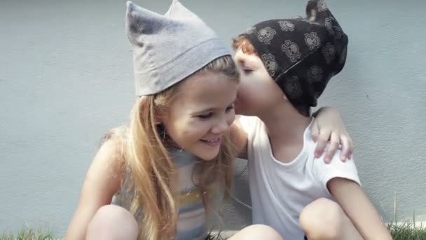 Niños Felices Jugando Parque Durante Día Concepto Hermano Hermana Juntos — Vídeos de Stock