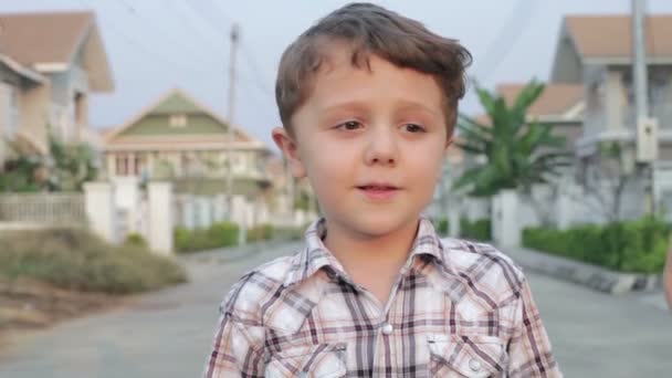 Gelukkige Kinderen Spelen Overdag Het Park Concept Broer Zus Voor — Stockvideo