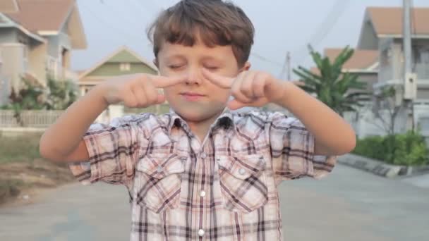 Retrato Menino Feliz Brincando Perto Casa Hora Dia — Vídeo de Stock