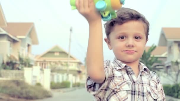 Πορτρέτο Χαρούμενο Μικρό Αγόρι Παίζει Κοντά Στο Σπίτι Κατά Διάρκεια — Αρχείο Βίντεο