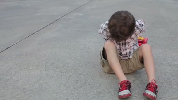 Fröhlicher Kleiner Junge Der Tagsüber Mit Spielzeugauto Auf Der Straße — Stockvideo