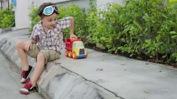 Menino Feliz Brincando Estrada Com Carro Brinquedo Dia Conceito Juventude — Vídeo de Stock