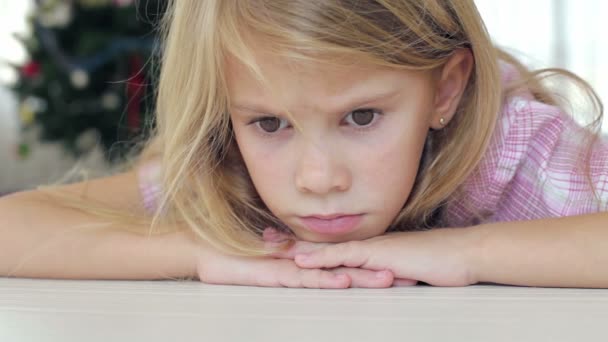 Porträt Eines Traurigen Kleinen Mädchens Das Tagsüber Hause Auf Dem — Stockvideo