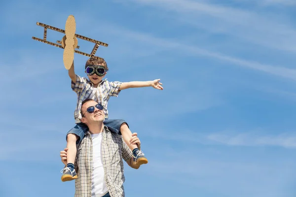 Отец Сын Играют Картонным Игрушечным Самолетом Парке Днем Концепция Дружественной — стоковое фото