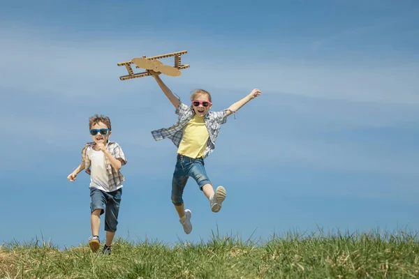 Zwei Kleine Kinder Spielen Tagsüber Park Mit Spielzeugflugzeugen Aus Pappe — Stockfoto