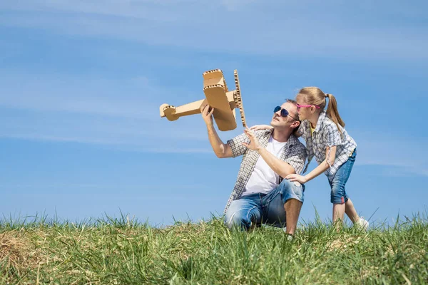 Vater Und Tochter Spielen Tagsüber Park Mit Spielzeugflugzeugen Aus Pappe — Stockfoto