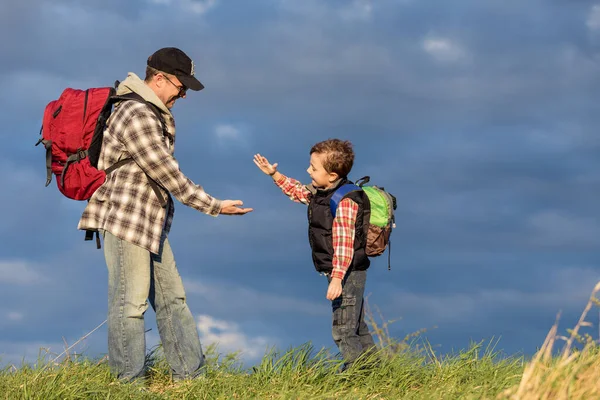 Father Son Walking Field Day Time People Having Fun Outdoors — Stock Photo, Image