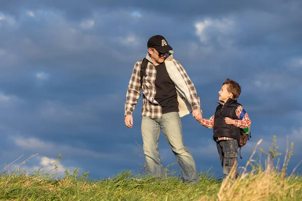 Father Son Walking Field Day Time People Having Fun Outdoors — Stock Photo, Image