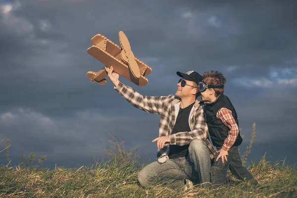 Padre Figlio Giocano Con Aeroplano Giocattolo Cartone Nel Parco Durante — Foto Stock