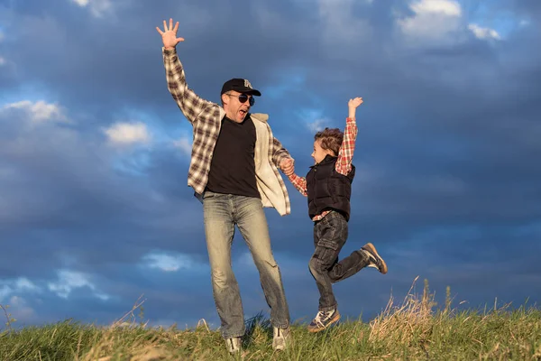 Father Son Walking Field Day Time People Having Fun Outdoors — Stock Photo, Image