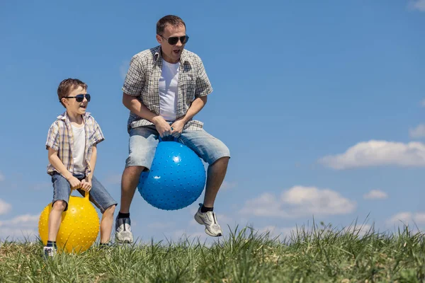 Vader Zoon Spelen Overdag Het Veld Mensen Hebben Plezier Buiten — Stockfoto