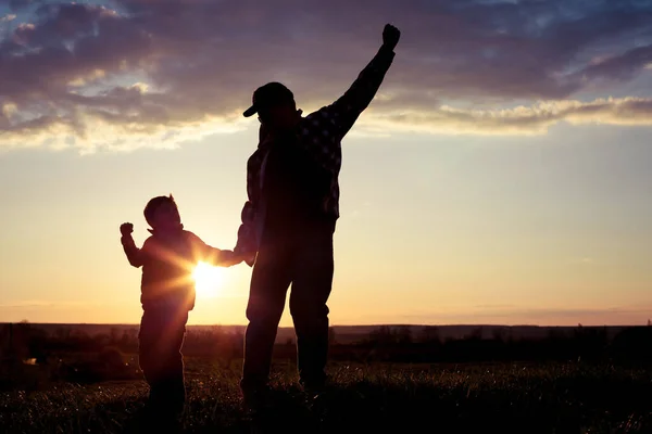 Far Och Son Går Fältet Vid Solnedgången Folk Som Har — Stockfoto