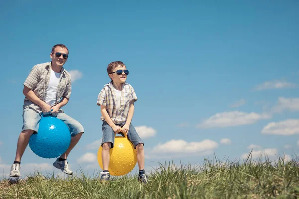 Padre Figlio Che Giocano Campo Giorno Gente Diverte All Aperto — Foto Stock