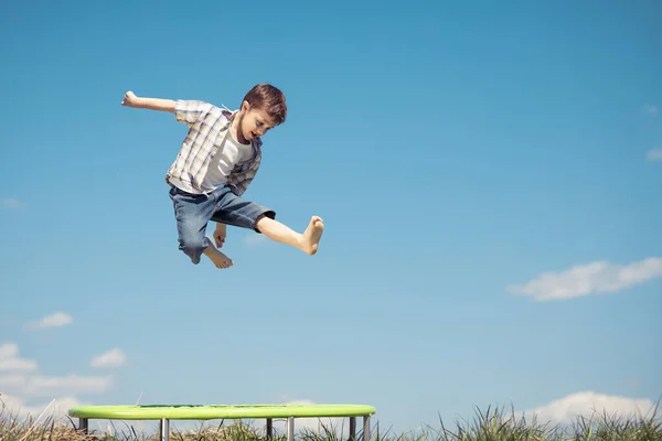 Chlapec Hraje Dne Hřišti Lidi Venku Baví Skočil Trampolínu Trávníku — Stock fotografie