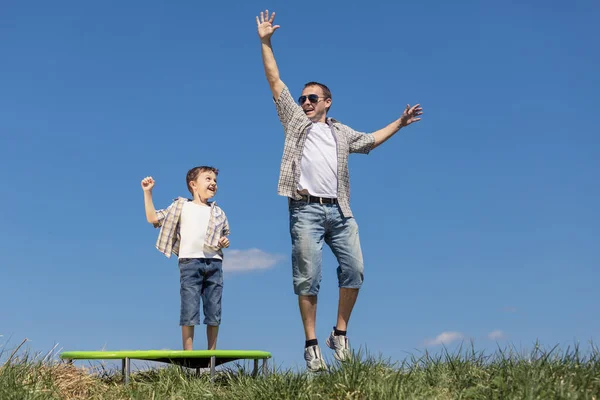 Pai Filho Brincando Campo Durante Dia Pessoas Divertir Livre Estão — Fotografia de Stock