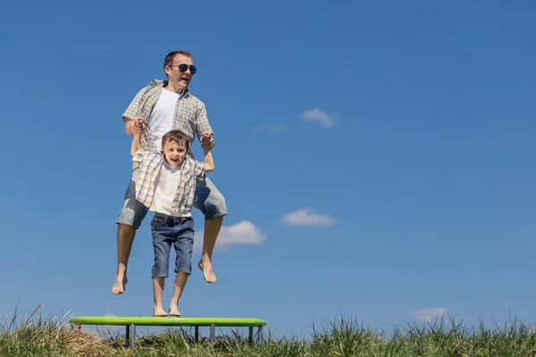 Padre Hijo Jugando Campo Durante Día Gente Divierte Aire Libre — Foto de Stock