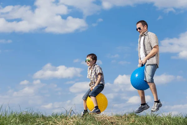 Padre Figlio Che Giocano Campo Giorno Gente Diverte All Aperto — Foto Stock