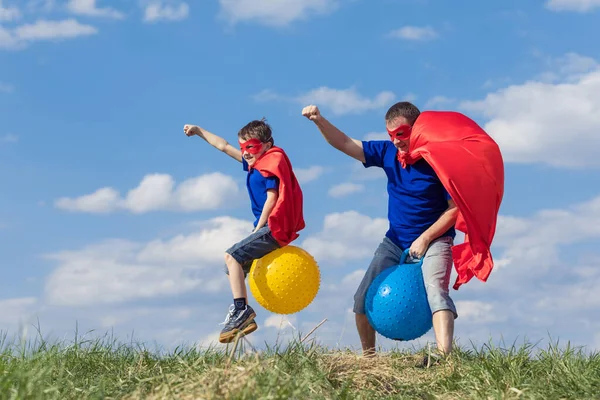 Отец Сын Играют Супергероев Дневное Время Люди Веселятся Открытом Воздухе — стоковое фото