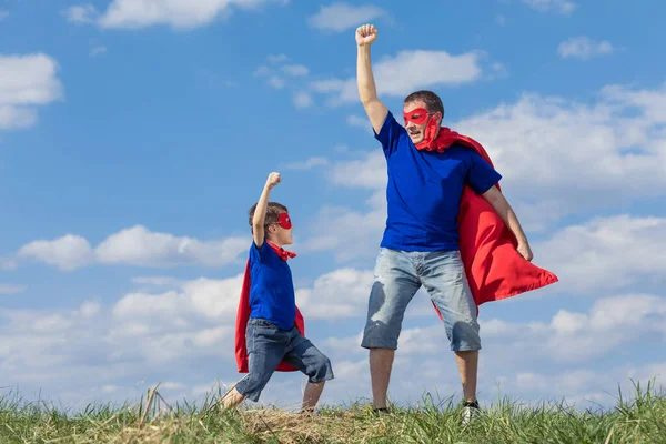Отец Сын Играют Супергероев Дневное Время Люди Веселятся Улице Концепция — стоковое фото