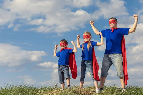 Padre Figli Che Giocano Fare Supereroe Giorno Gente Diverte All — Foto Stock