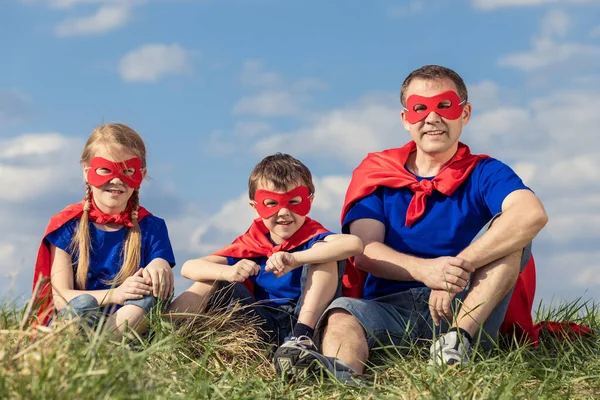 Vater Und Kinder Spielen Tagsüber Superhelden Die Leute Haben Spaß — Stockfoto